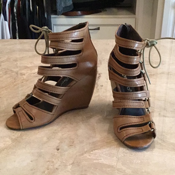 Size 7 wedge gladiator style - Picture 3 of 3